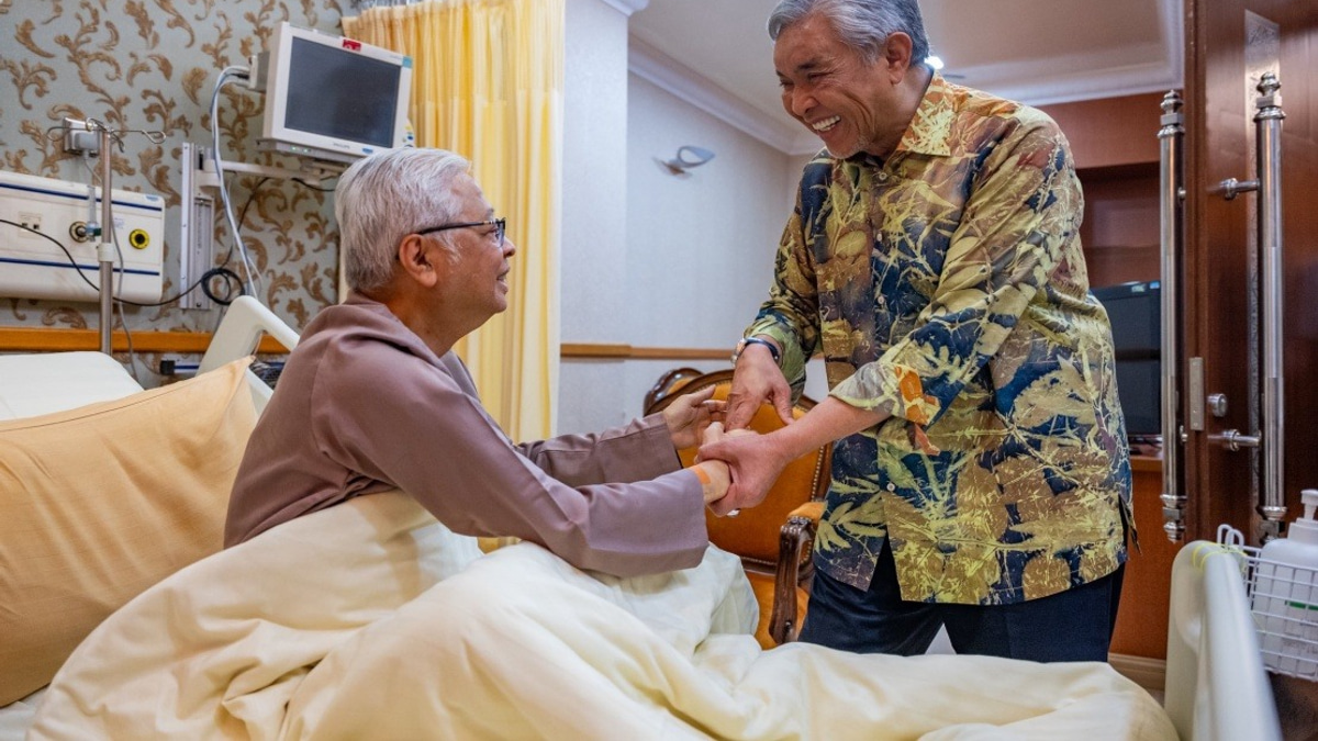 Ahmad Zahid Pays Hospital Visit to Former PM Ismail Sabri