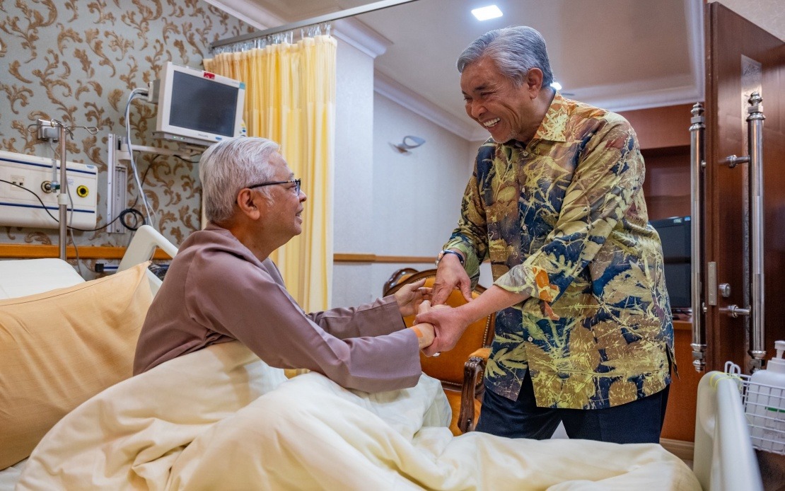 Ahmad Zahid Pays Hospital Visit to Former PM Ismail Sabri