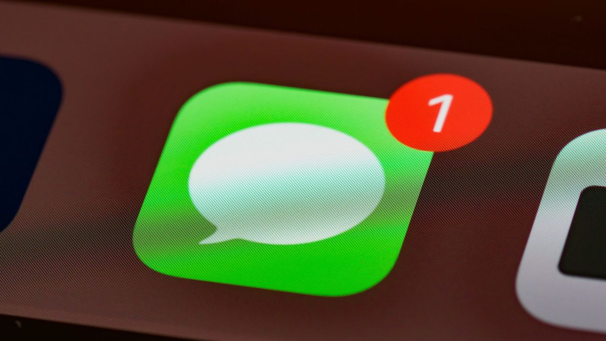 ChatGPT Now Controls Apple's iMessage, Reigniting Privacy and Rivalry Tensions