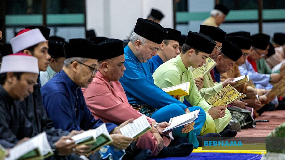 Sultan Nazrin Leads National Day Prayers at New Perak Mosque