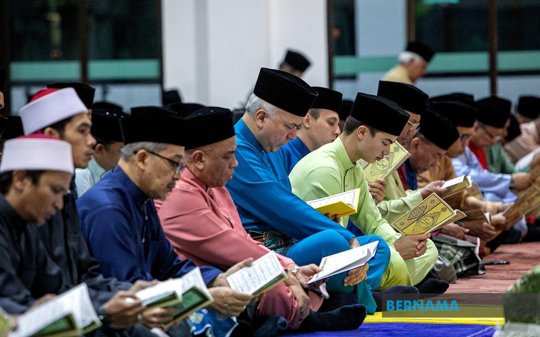Sultan Nazrin Leads National Day Prayers at New Perak Mosque