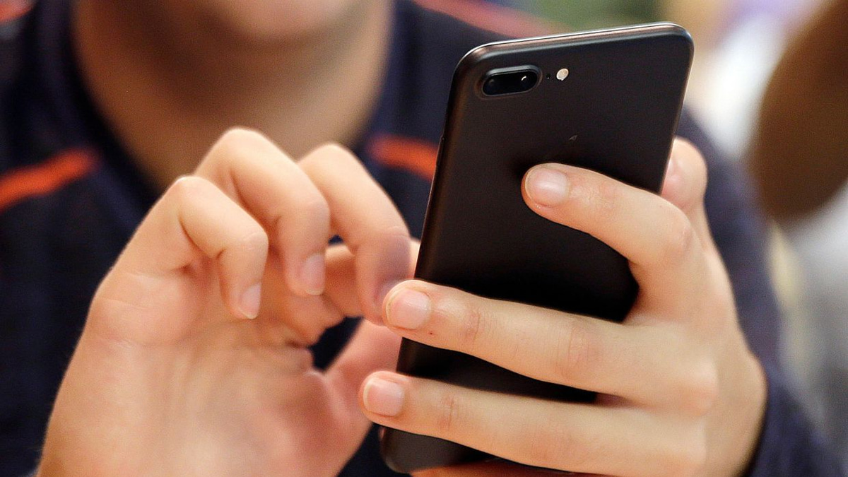 Managing Phone-Related Hand Pain: A Guide for Digital-Age Malaysians