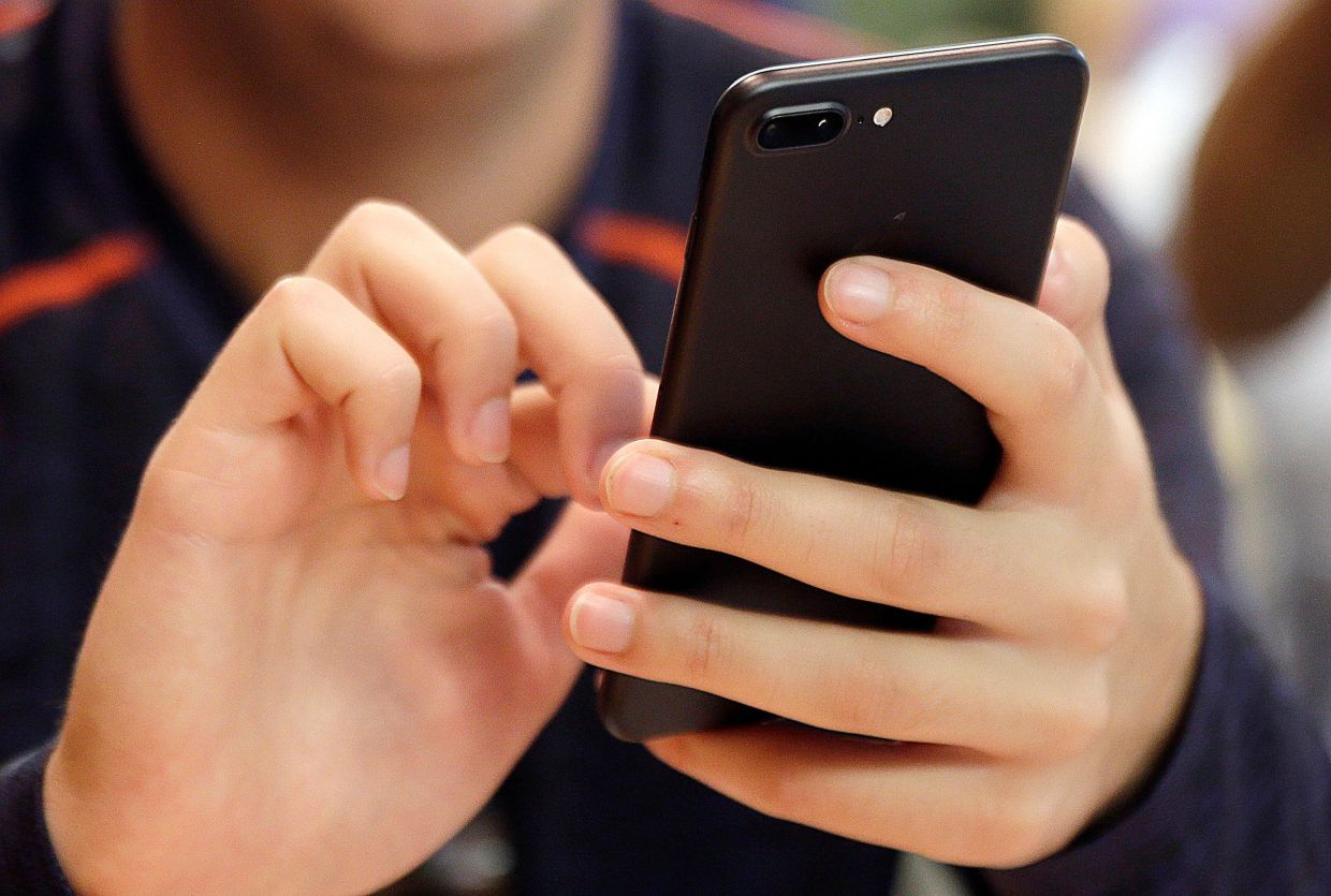 Managing Phone-Related Hand Pain: A Guide for Digital-Age Malaysians