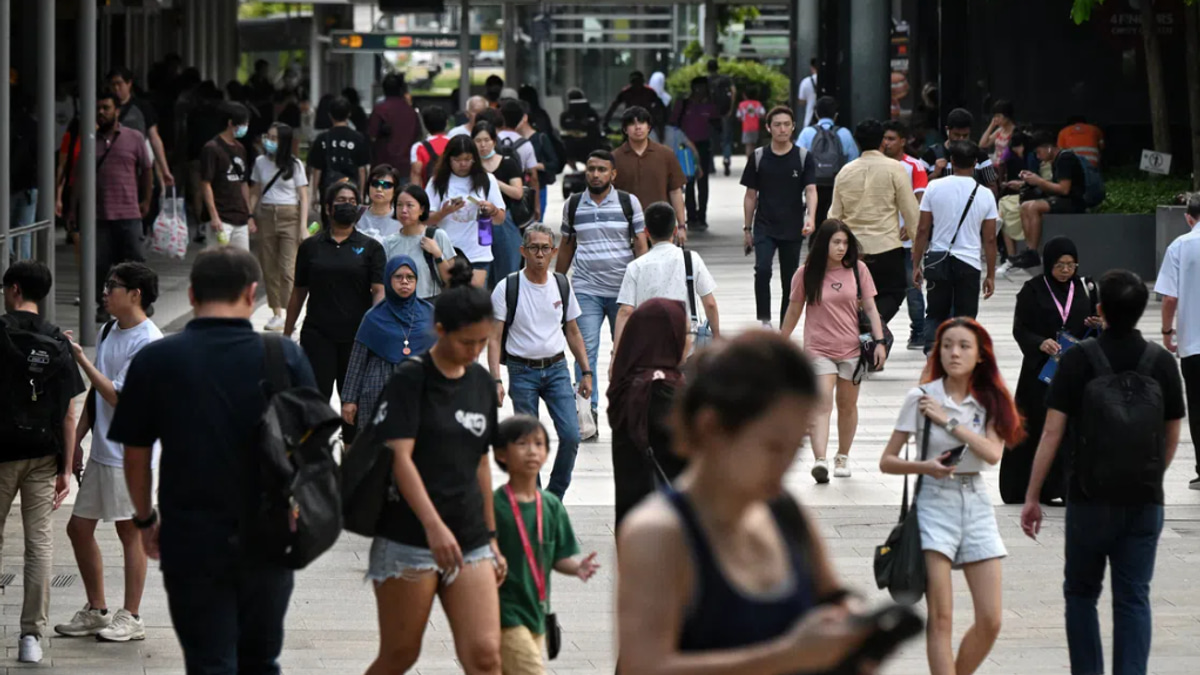 Singapore to Distribute S$400-$600 Cash Payments to 2.4 Million Citizens from September