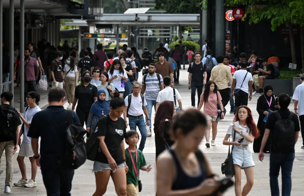 Singapore to Distribute S$400-$600 Cash Payments to 2.4 Million Citizens from September