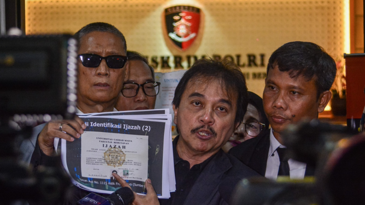 Ex-Indonesian Sports Minister Roy Suryo Detained Over Jokowi Diploma Defamation Case