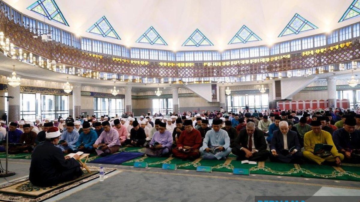 500 Gather for Solemn Tahlil Ceremony Ahead of Warriors' Day Celebration