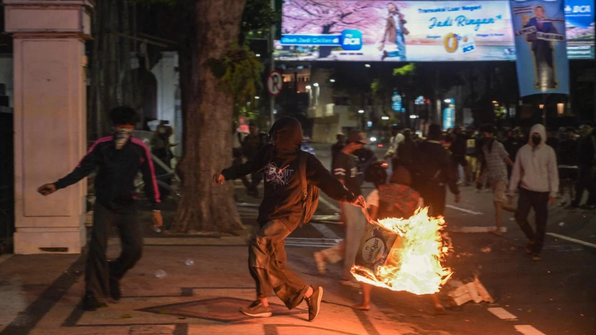 Indonesian Police Detain Scores of Demonstrators at Surabaya Anti-Government Rally