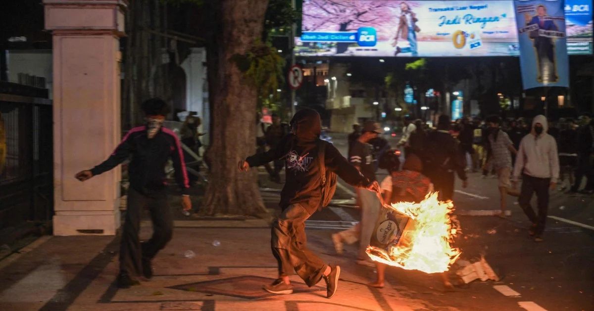 Indonesian Police Detain Scores of Demonstrators at Surabaya Anti-Government Rally