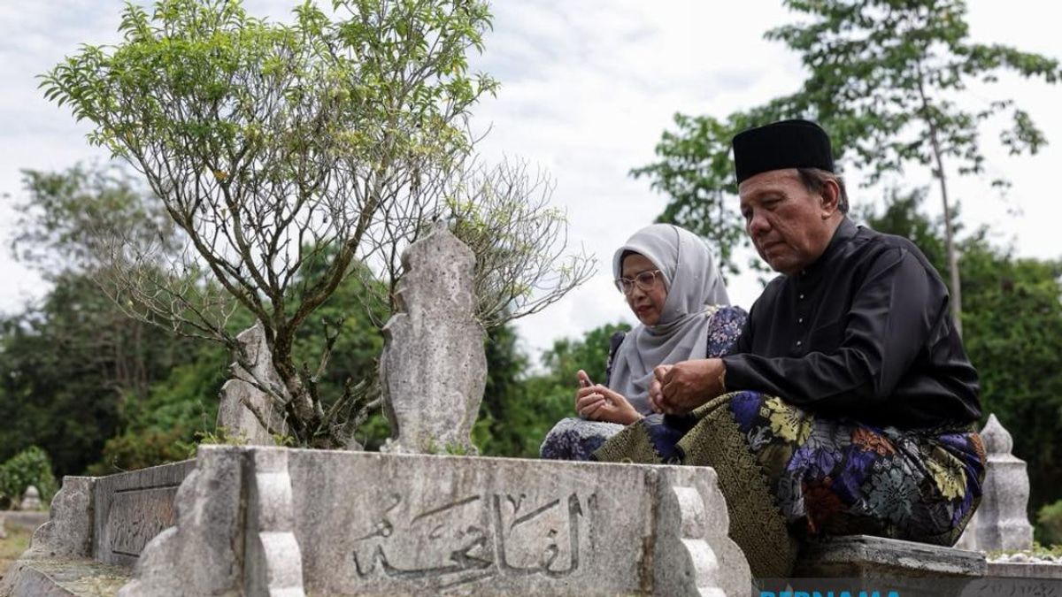 Ismail Lasim Pays Respects at Parents' Graves After Being Sworn in as Negeri Sembilan MB