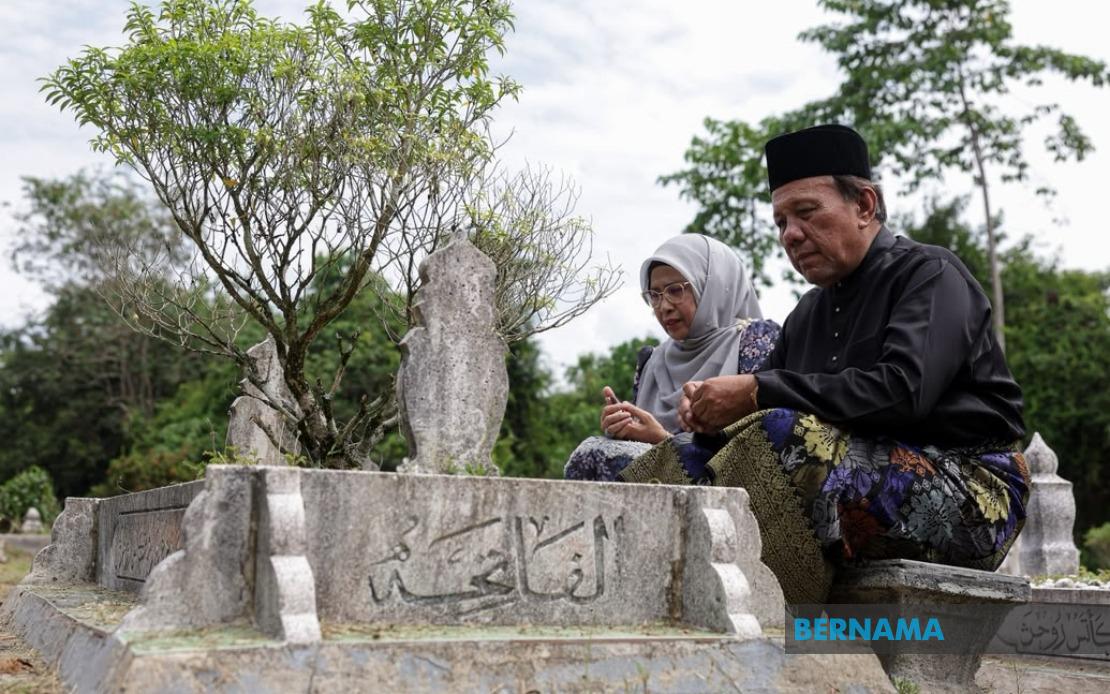 Ismail Lasim Pays Respects at Parents' Graves After Being Sworn in as Negeri Sembilan MB