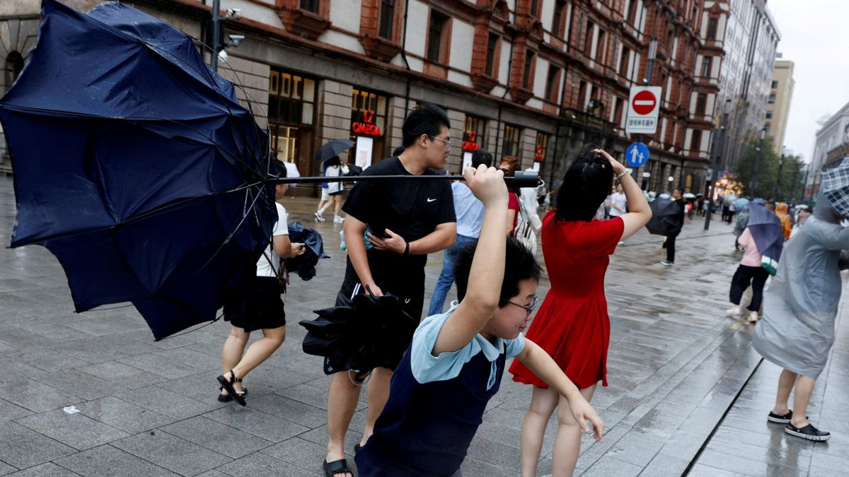 Typhoon Dolphin Slams Eastern China with Over 1,400 Flight Cancellations and Mass Evacuations