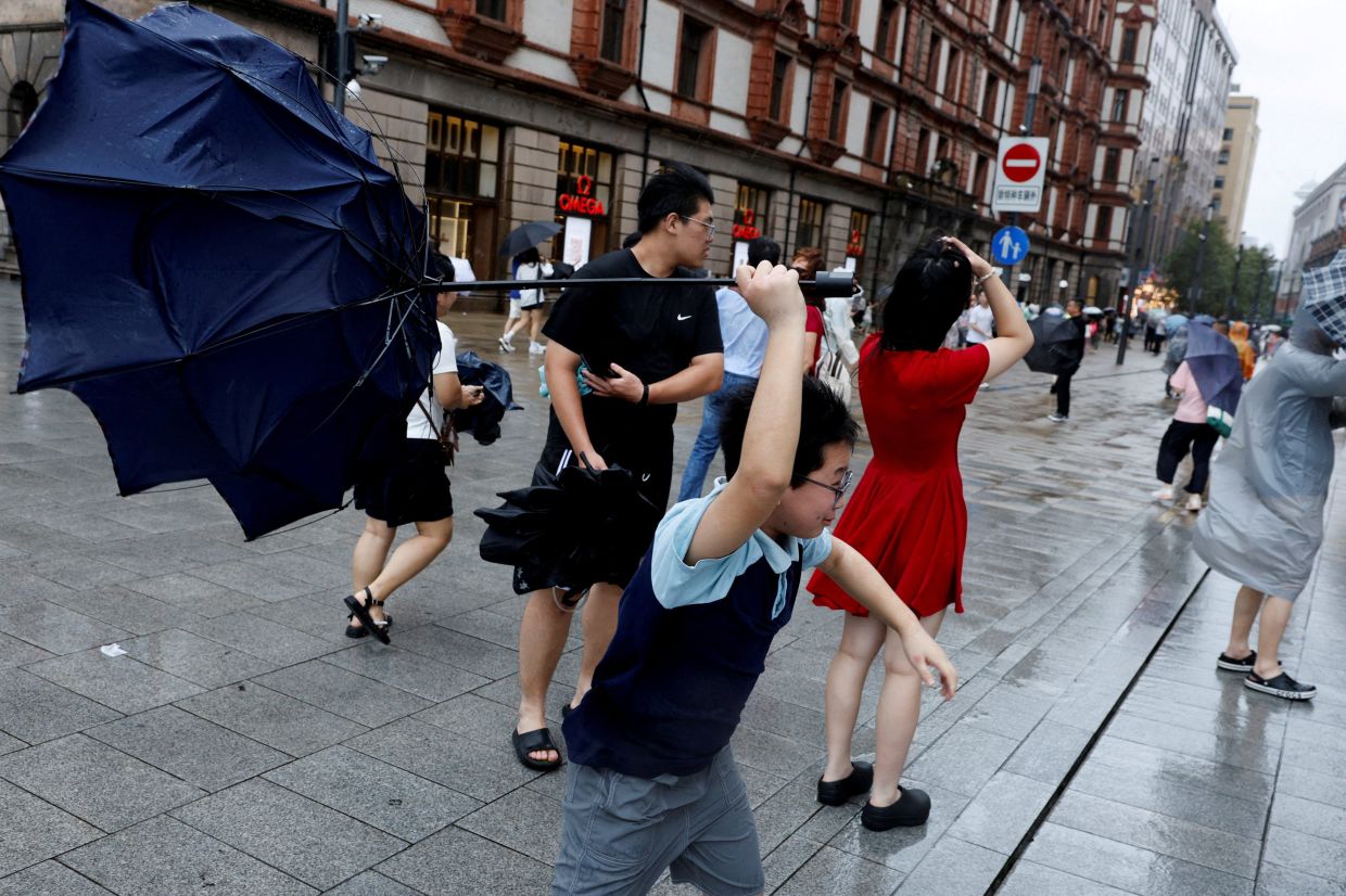 Typhoon Dolphin Slams Eastern China with Over 1,400 Flight Cancellations and Mass Evacuations