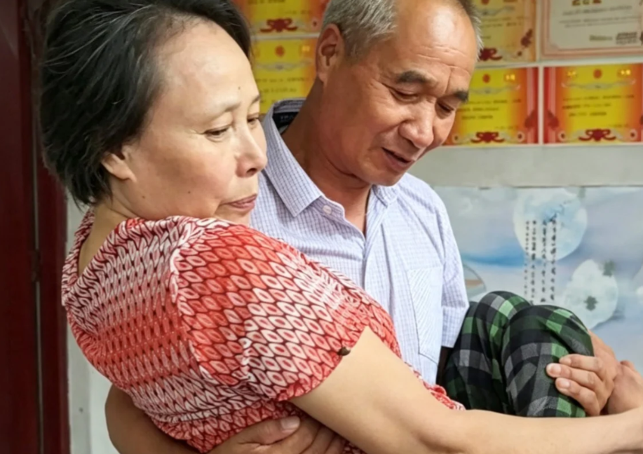 A Quarter Century of Devotion: How One Chinese Man's Care for His Paralysed Wife Became a Symbol of Marital Commitment