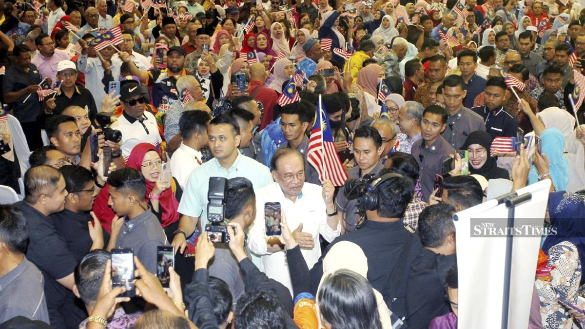 Anwar Issues Ultimatum to Ministers: Resign if You Attack Coalition Partners