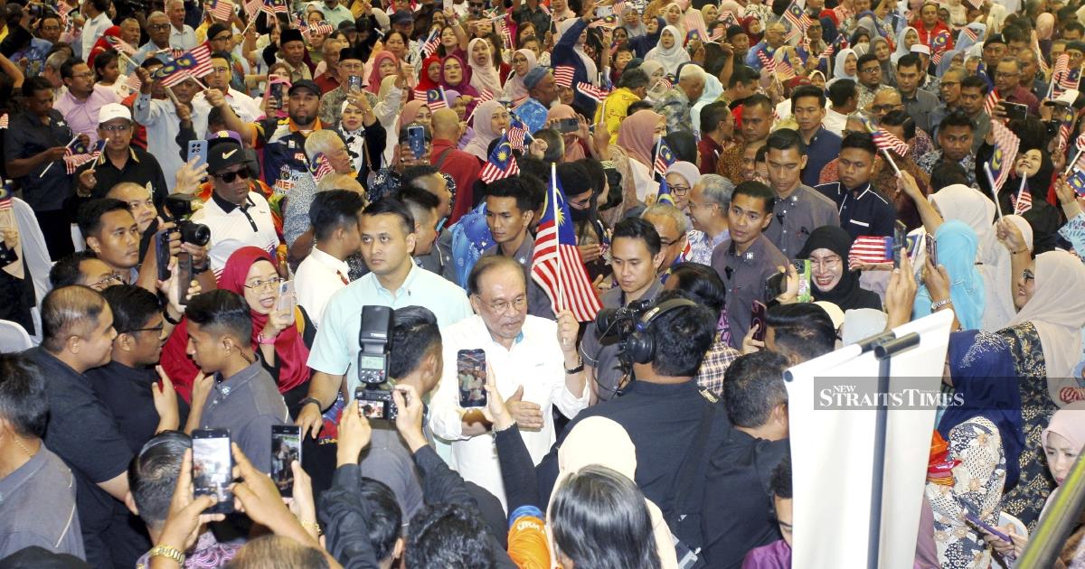 Anwar Issues Ultimatum to Ministers: Resign if You Attack Coalition Partners