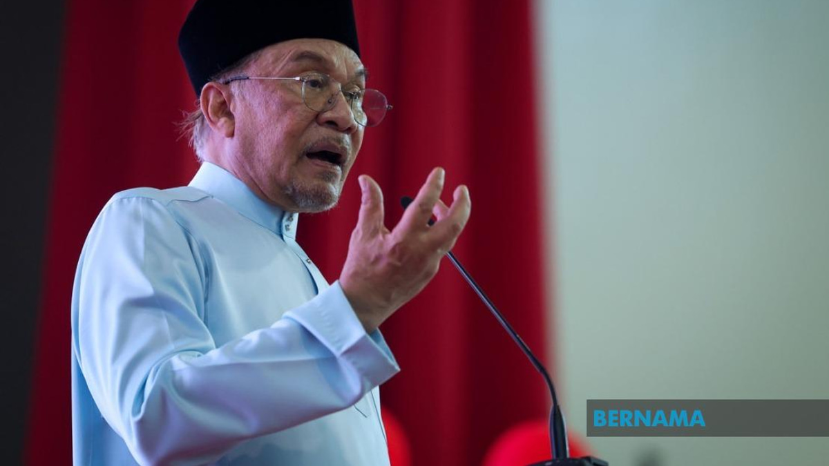 Anwar Halts Felda Hotel Sale, Demands Inquiry Into RM60 Million Loss