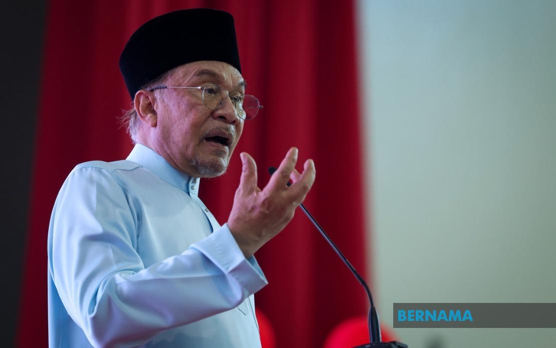 Anwar Halts Felda Hotel Sale, Demands Inquiry Into RM60 Million Loss