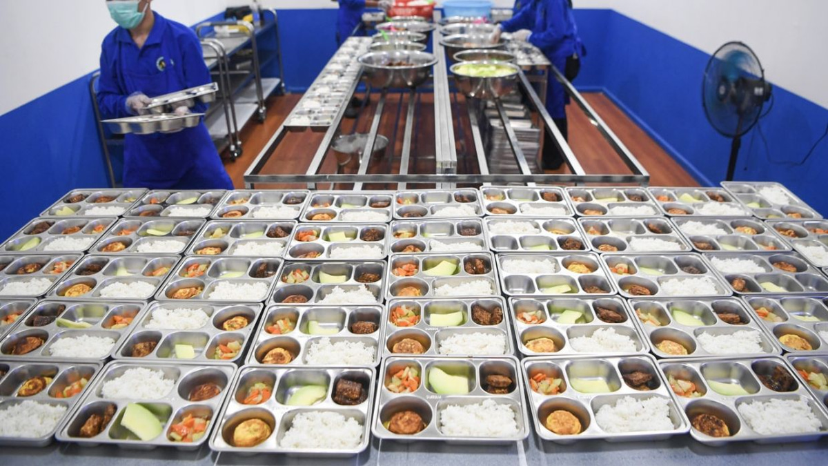 Indonesia's Free Meals Agency Freezes New Kitchens, Overhauls Budget After Corruption Probe