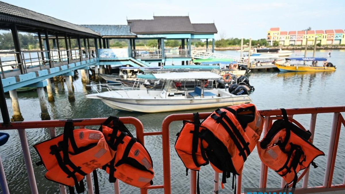 Life Jackets Must Be Worn Constantly at Sea, Terengganu Official Urges After Boat Tragedy