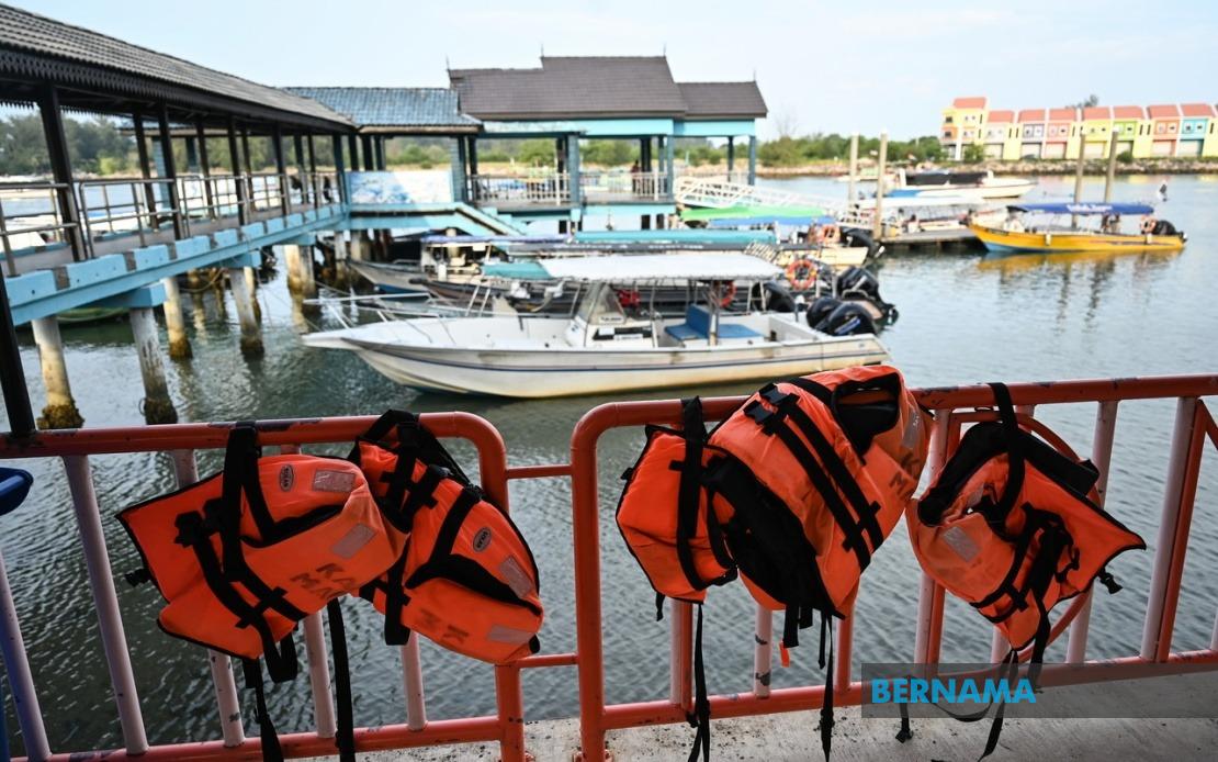 Life Jackets Must Be Worn Constantly at Sea, Terengganu Official Urges After Boat Tragedy