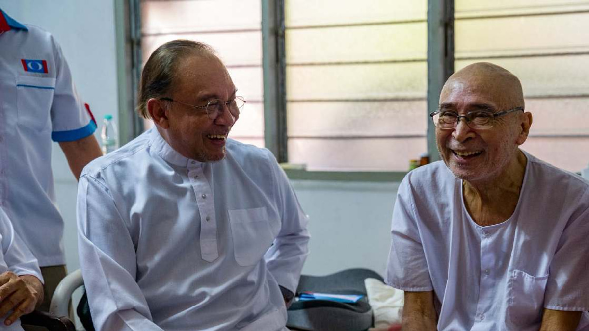 Anwar makes Batu Pahat stop to visit longtime associate Syed Hamid Ali