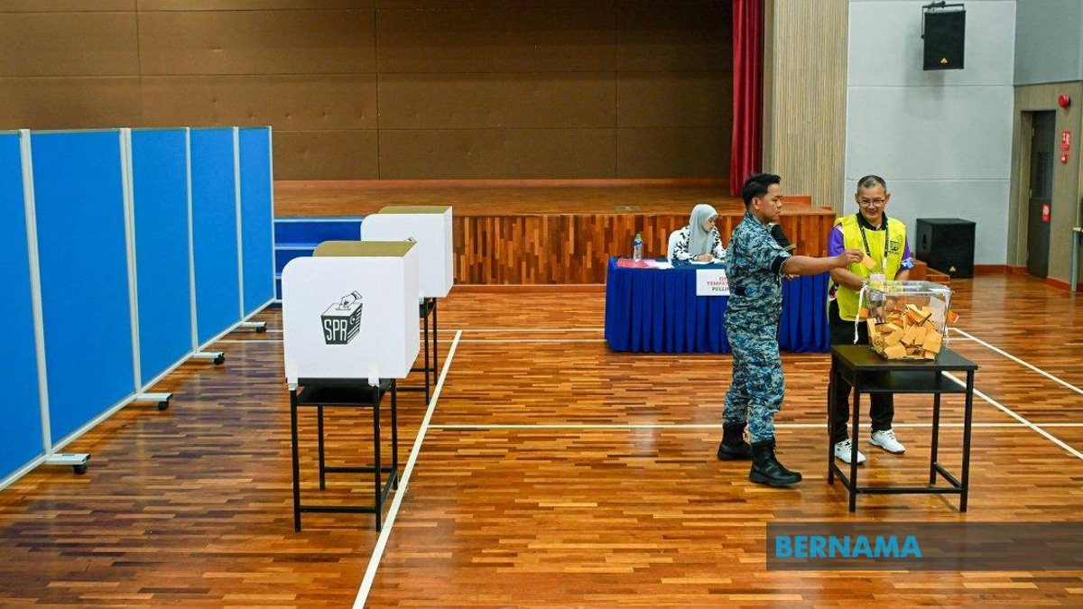 Negeri Sembilan Early Voting Progresses Smoothly as Security Personnel Cast Ballots