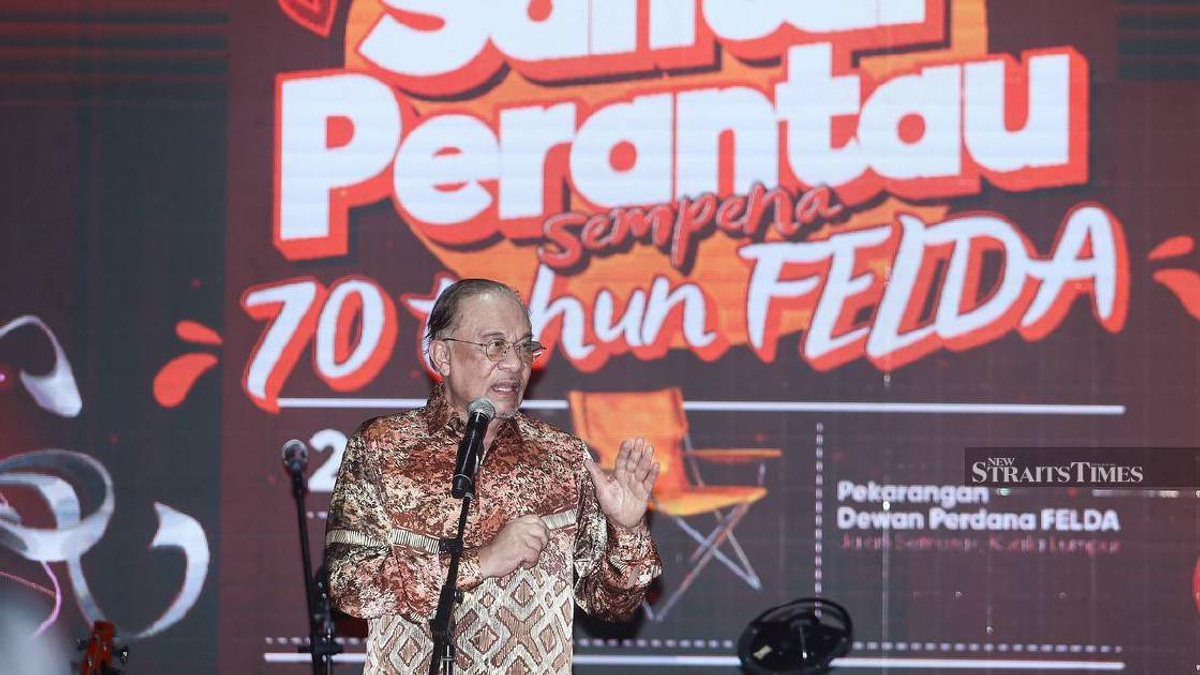 Anwar Pushes for Swift Implementation of Felda Settler Support Schemes