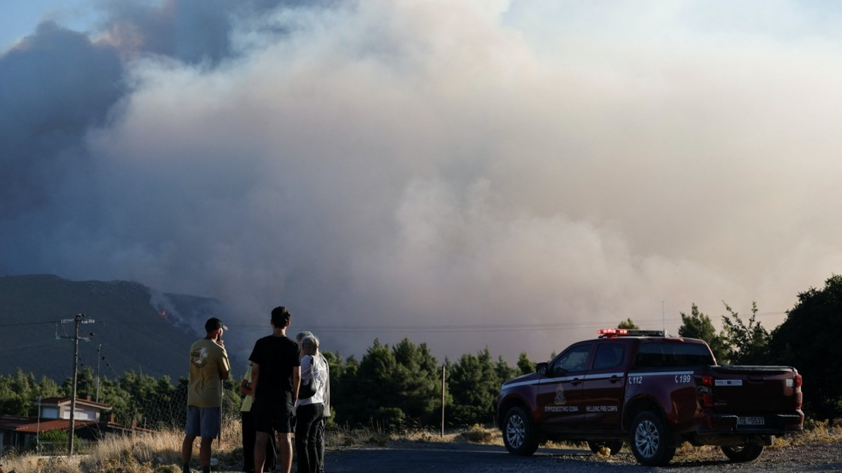 Greece Mobilises Massive Firefighting Force as Wildfire Threatens Megara Near Athens