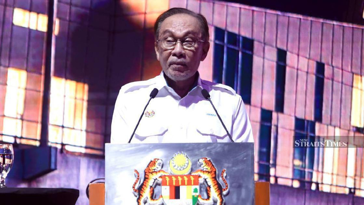 Anwar Urges Filmmakers to Embrace Creative Freedom While Respecting National Values