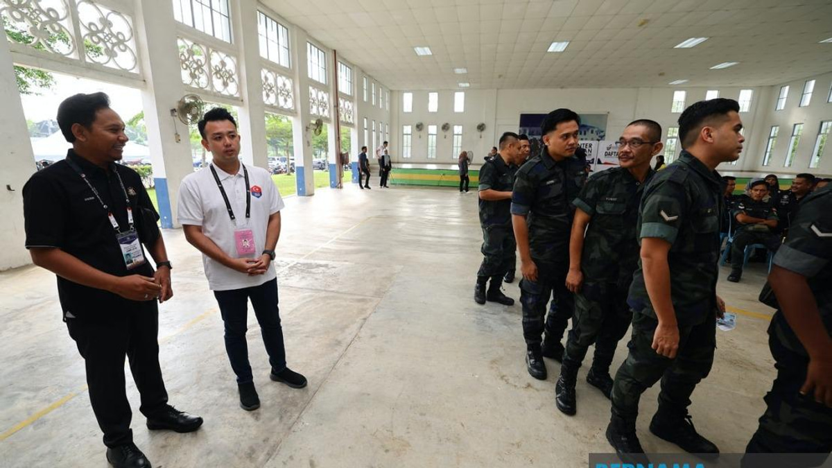 Johor Election Candidates Monitor Early Voting for Armed Forces and Police