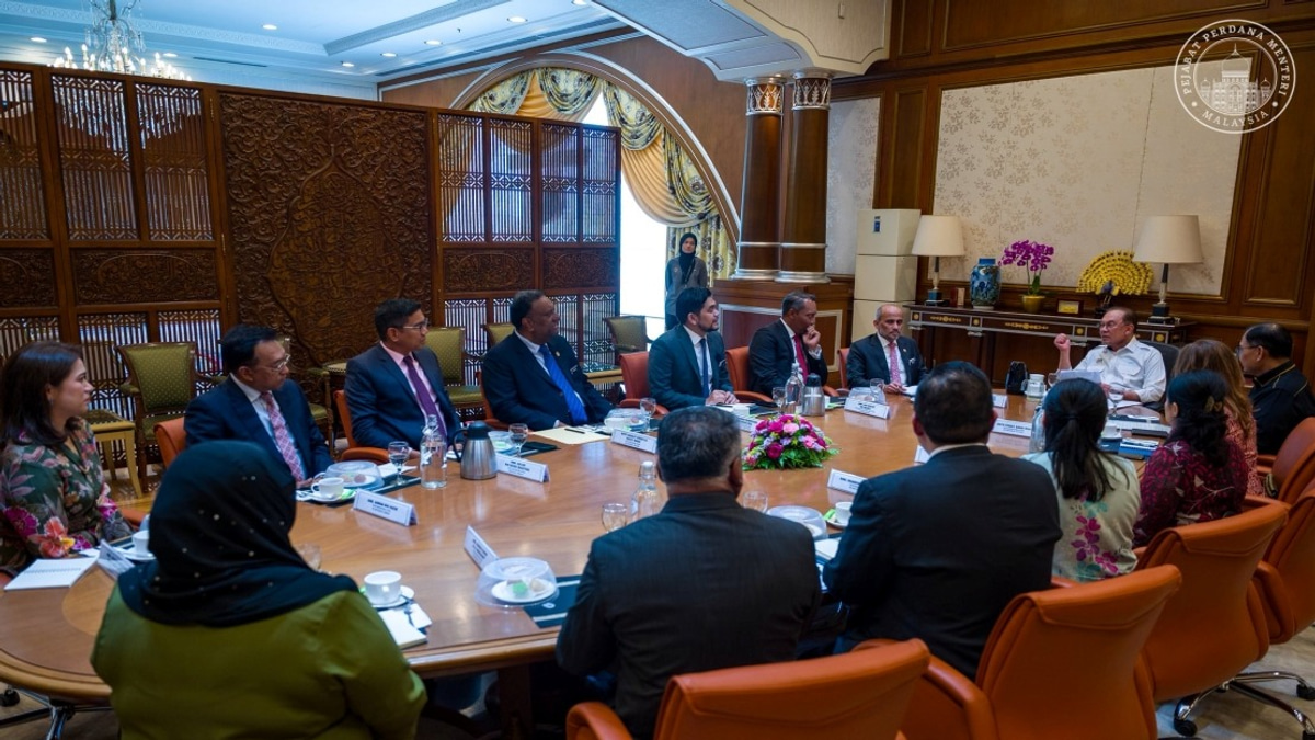PM Anwar Urges Diplomats to Boost Malaysia's Economic Engagement Globally