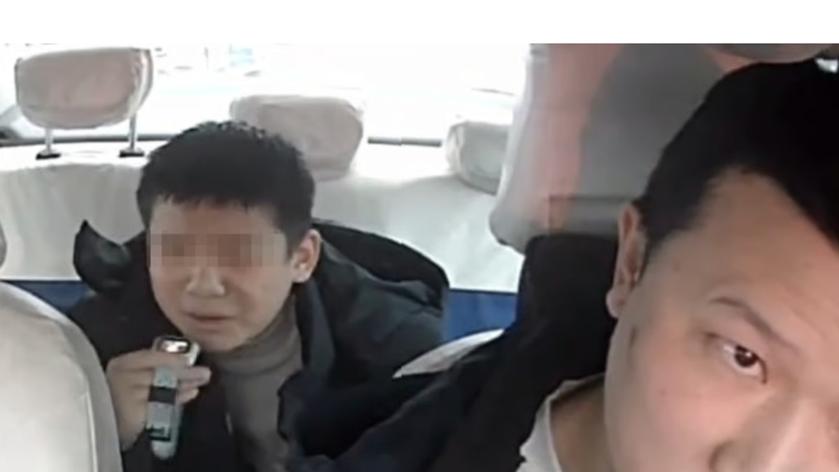 Chinese taxi driver's kindness to distressed boy goes viral