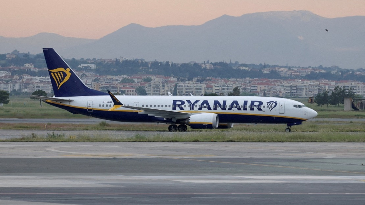 Passenger Rescued After Window Shatters on Ryanair Flight From Greece