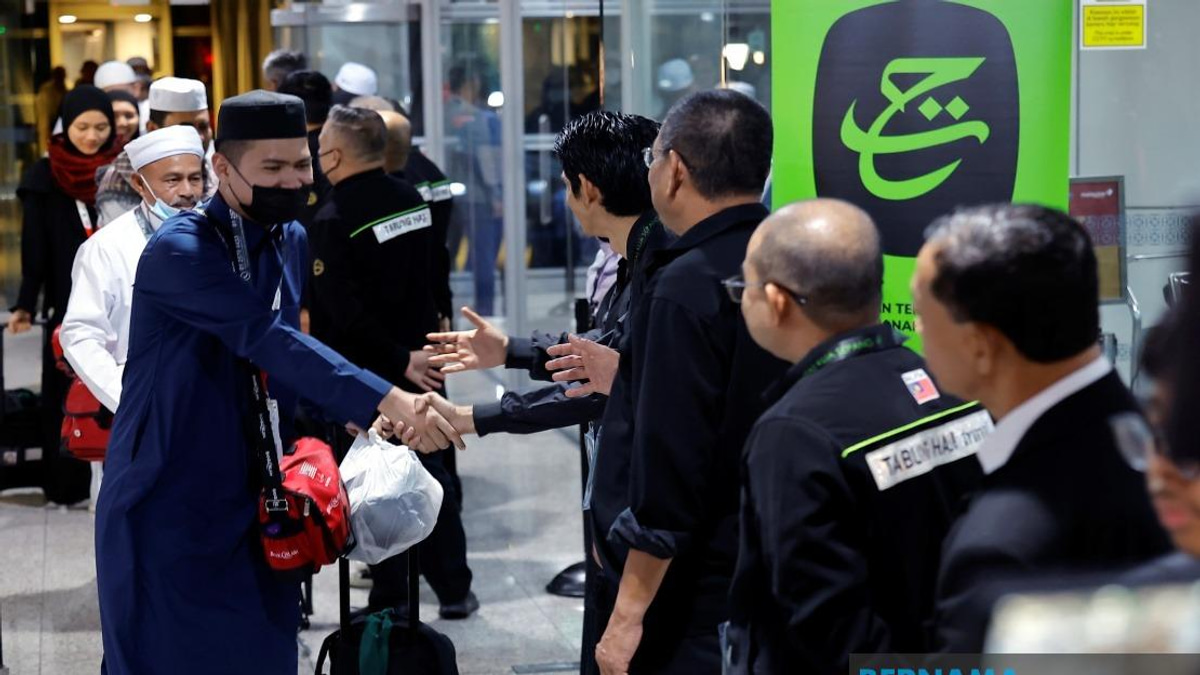 First Group of 329 Malaysian Haj Pilgrims Return Home