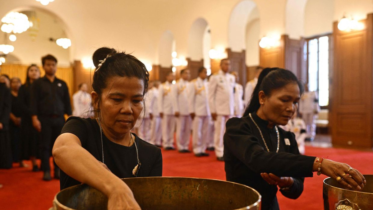 Hundreds gather at Thai palace to mourn Princess Bajrakitiyabha
