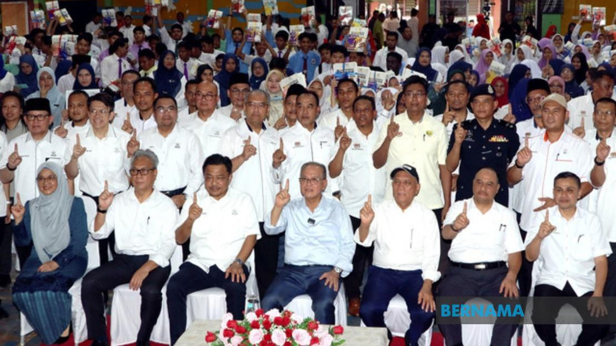 Pahang To Expand Study Materials Programme To Form Four Students