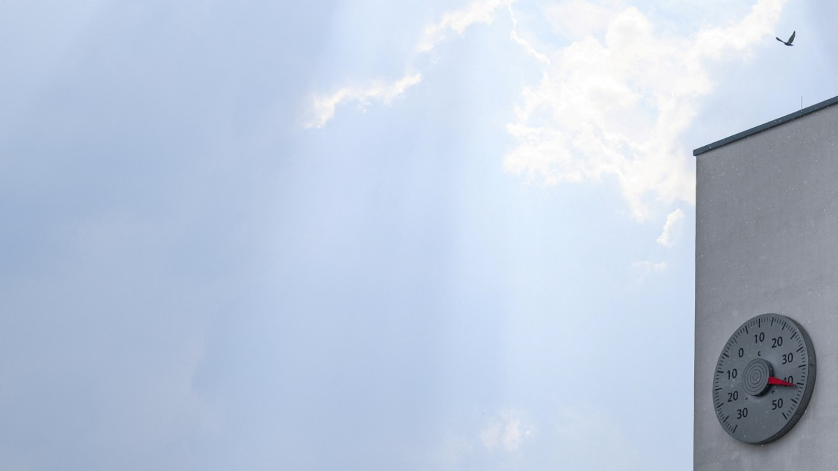 Deadly US Heat Wave Claims 25 Lives as East Coast Faces Flooding Threat