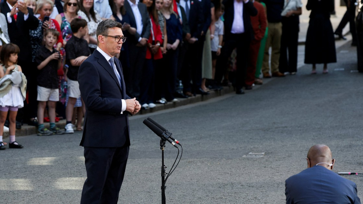 New UK Premier Burnham Consolidates Power with Sweeping Cabinet Overhaul