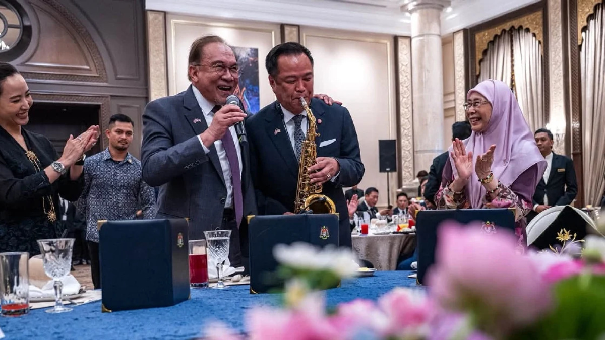 Anwar and Anutin's Impromptu Musical Performance Highlights Warm Malaysia-Thailand Ties