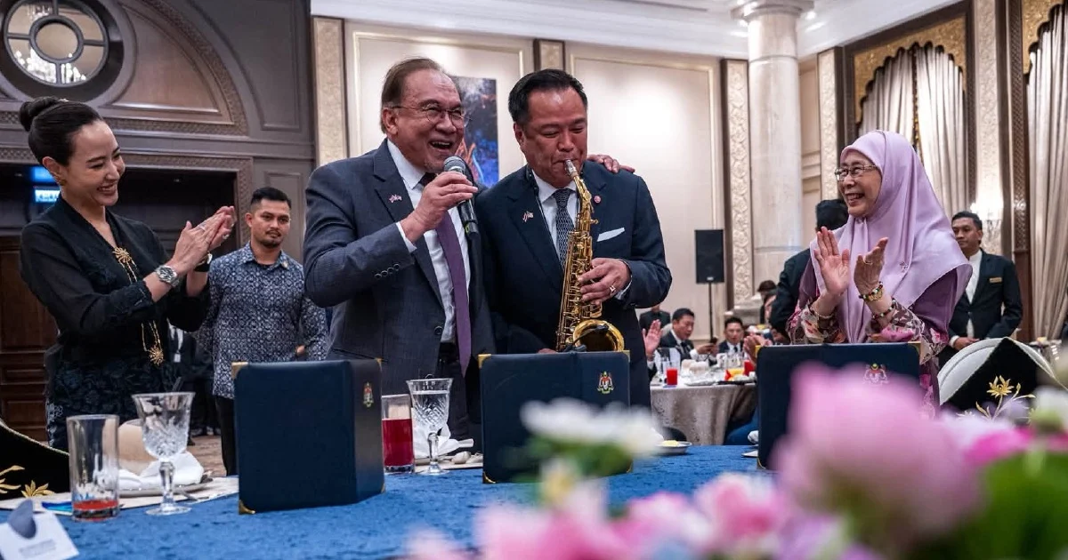 Anwar and Anutin's Impromptu Musical Performance Highlights Warm Malaysia-Thailand Ties