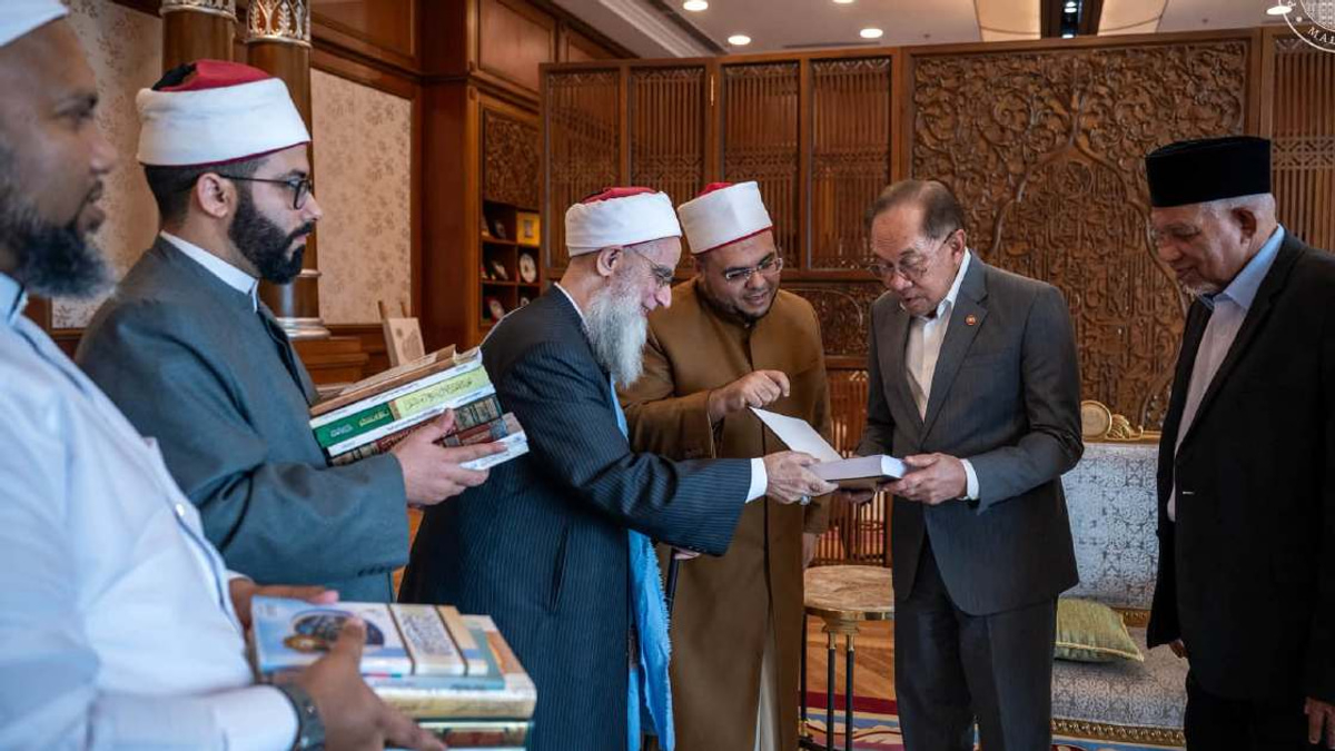 Anwar Receives Egyptian Islamic Scholar in Putrajaya