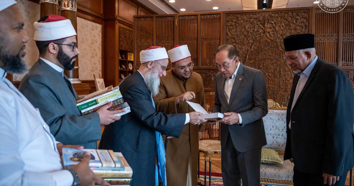 Anwar Receives Egyptian Islamic Scholar in Putrajaya