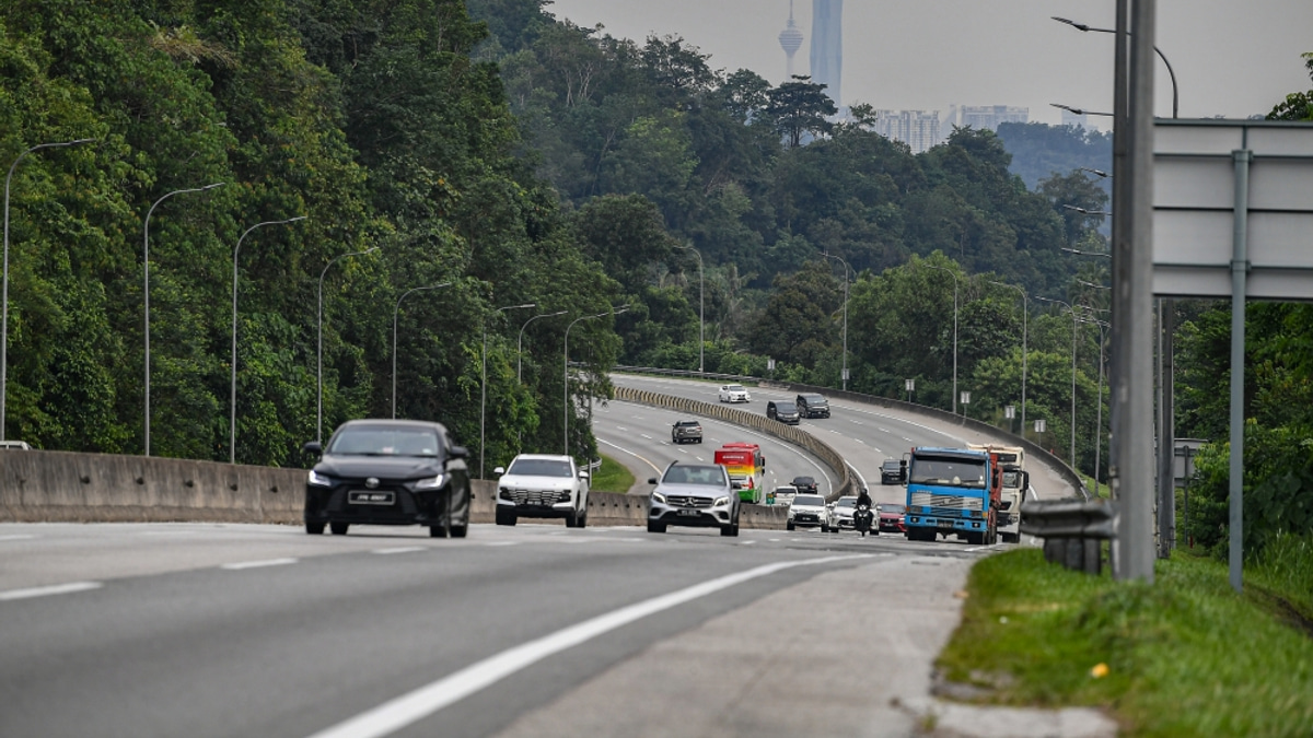 Holiday traffic snarls PLUS and Karak highways as authorities brace for heavier congestion