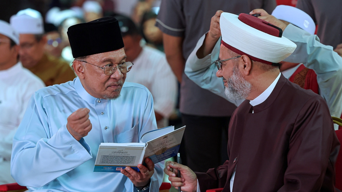 Anwar Praises Al-Azhar Leader as Beacon of Moderation in Global Islam