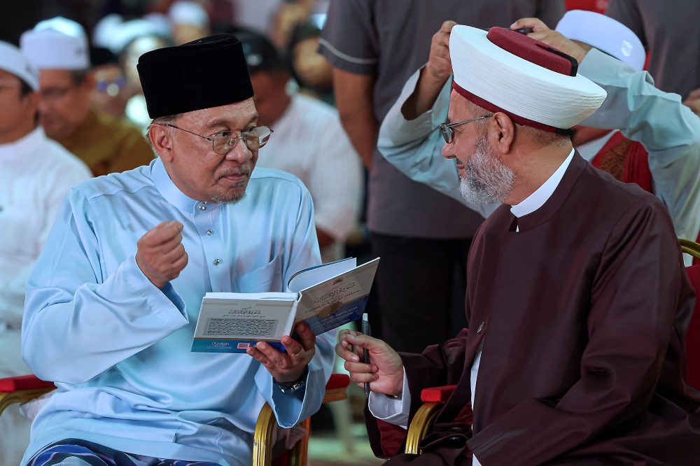 Anwar Praises Al-Azhar Leader as Beacon of Moderation in Global Islam