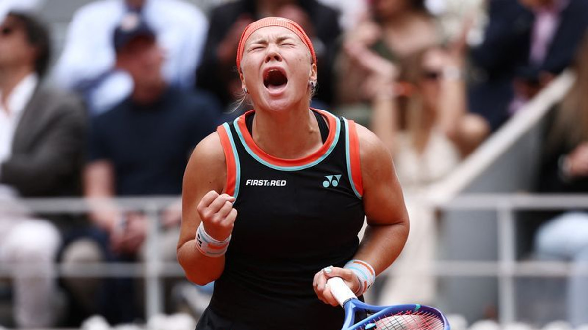 Shnaider stuns Sabalenka to reach French Open semis, drawing on last year's final lesson