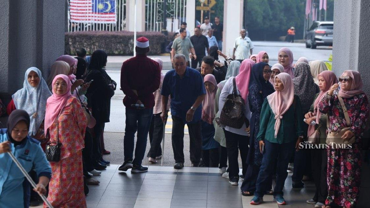 Court buzzes as Ismail Sabri faces expected charges