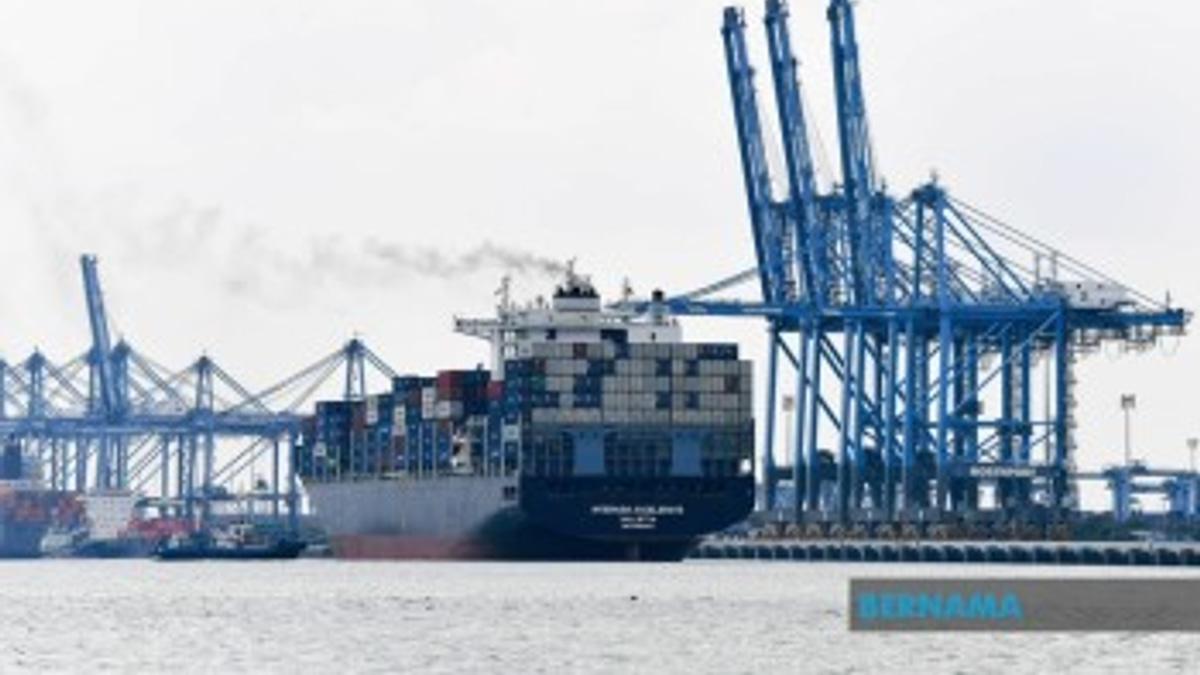 Malaysia's Export Growth Forecast Surges to 21.7% in 2026, Buoyed by Tech Sector Boom