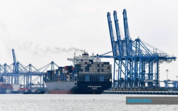Malaysia's Export Growth Forecast Surges to 21.7% in 2026, Buoyed by Tech Sector Boom